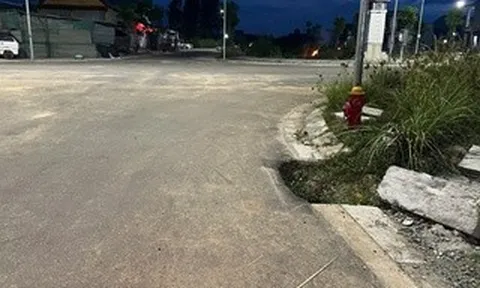 Hàng loạt hố sâu “há miệng” giữa khu tái định cư dự án cầu vượt cửa biển
