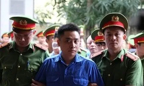 VIDEO: Dẫn giải Bùi Đình Khánh, kẻ nổ súng khiến thiếu tá Công an hy sinh, ra tòa