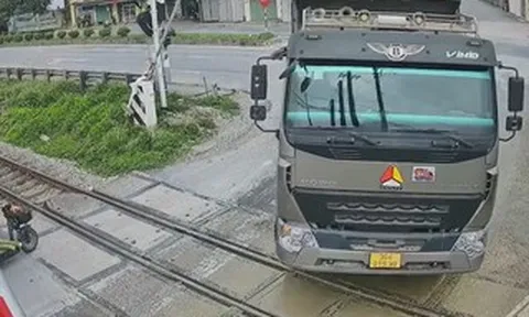 VIDEO: Thót tim cảnh xe tải tông gác chắn, cố vượt qua đường sắt ngay trước "mũi" tàu hỏa