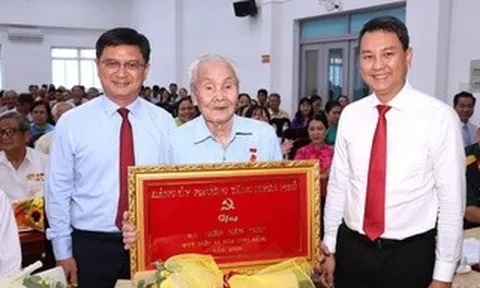 TPHCM: Trao Huy hiệu Đảng cho 61 đảng viên phường Tăng Nhơn Phú