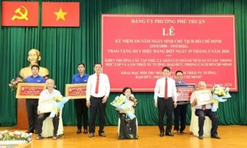 Trao tặng huy hiệu Đảng tại phường Phú Thuận