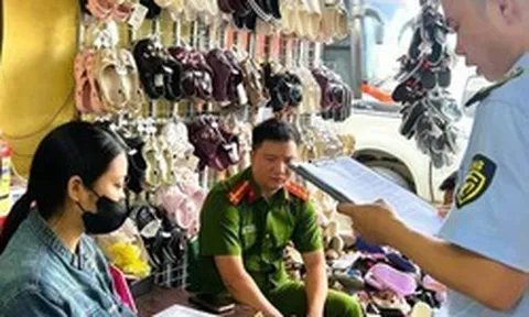 Bán 372 đôi dép Crocs giả thương hiệu, 2 hộ kinh doanh bị xử phạt