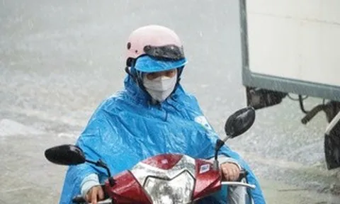 TPHCM: Mưa như trút nước kèm gió mạnh và sấm sét