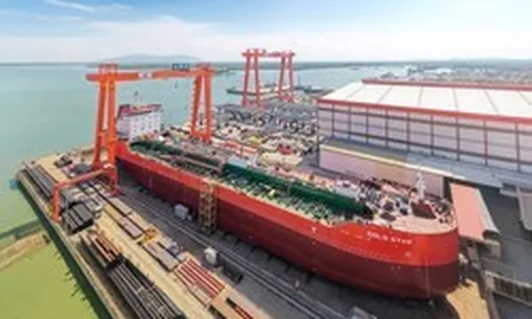 Sau khi làm vòm thép lớn nhất hành tinh, 'đại gia' Việt bất ngờ hạ thủy tàu 21.800 DWT tự đóng lần đầu tiên