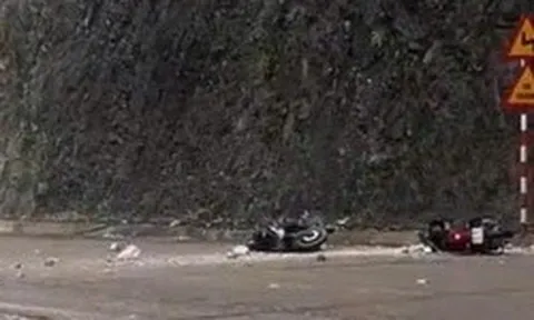 VIDEO: Đi xe máy trên quốc lộ, bất ngờ bị đá từ trên núi rơi trúng người