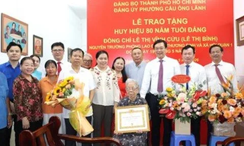 TPHCM trao Huy hiệu 80 năm, 70 năm tuổi Đảng cho đảng viên lão thành