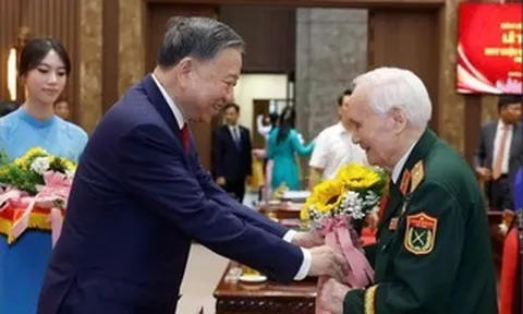 Tổng Bí thư, Chủ tịch nước Tô Lâm dự Lễ trao tặng Huy hiệu 80 năm, 75 năm, 70 năm tuổi đảng