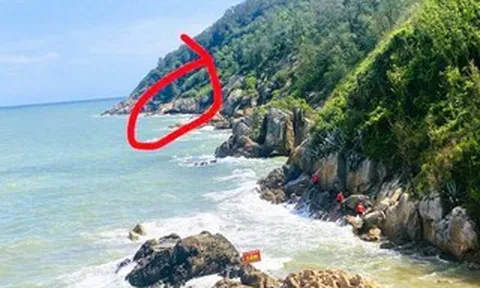 Mải mê chụp ảnh, thủy triều lên cao khiến 2 du khách mắc kẹt tại mỏm đá ở biển Sầm Sơn