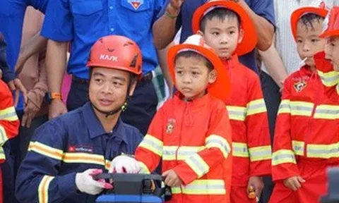 CLIP: Mang giấc mơ lính cứu hỏa đến với các bệnh nhi đặc biệt