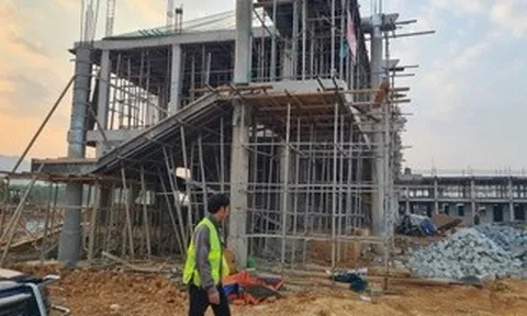 Thiếu nhân công, dự án trường liên cấp vùng biên phải “cầu cứu” địa phương tìm người