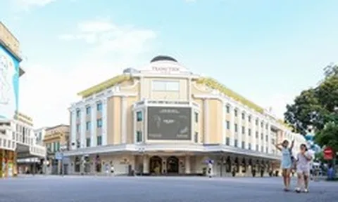 Hà Nội nắng 'đổ lửa' hơn 40°C, phố đi bộ Hồ Gươm vắng vẻ khác lạ ngày cuối tuần