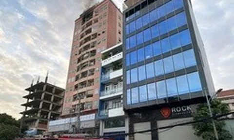 Cháy căn hộ chung cư cao 11 tầng ở gần ngã tư Hàng Xanh