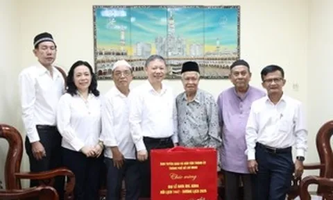 Trưởng Ban Tuyên giáo và Dân vận Thành ủy TPHCM thăm cộng đồng Hồi giáo nhân Đại lễ Raya Idil Adha
