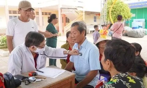 Mang yêu thương đến người dân vùng biển Đá Bạc