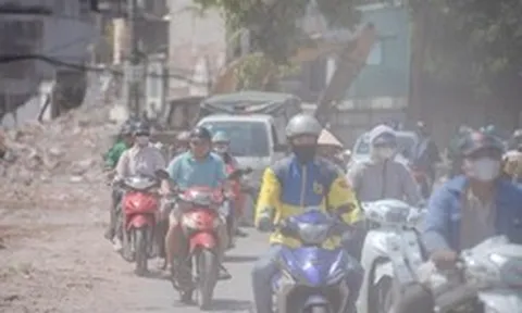 Người Hà Nội chật vật băng qua công trường bụi mù giữa nắng như thiêu