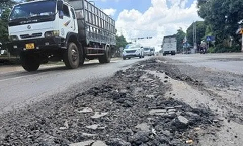 Sau vài trận mưa, quốc lộ 3.600 tỉ đồng lại hư hỏng nặng