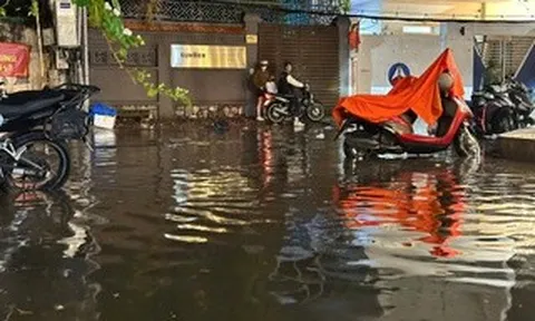 Mưa dông kéo dài, nhiều nơi ở TPHCM ngập nước