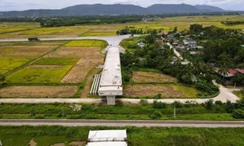 Vì sao cầu vượt đường sắt Bắc - Nam thuộc dự án 442 tỉ đồng ở Thanh Hóa dừng thi công?