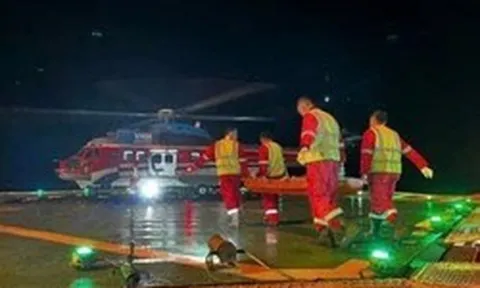 Nghẹt thở pha điều trực thăng cứu ngư dân chấn thương sọ não từ giàn khoan tỷ đô của Việt Nam