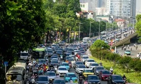 Cảnh tượng tại nút giao La Thành - Nguyễn Chí Thanh (Hà Nội) trong sáng ngày 1/6
