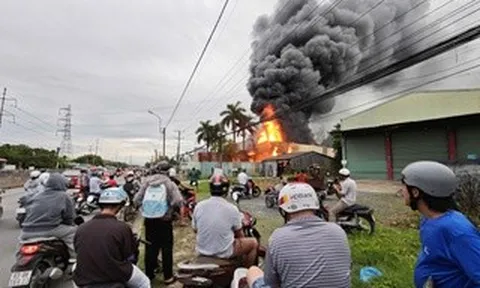 Cháy lớn kho phế liệu ở Tây Ninh, lửa lan sang tiệm sửa xe máy