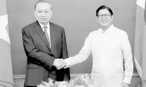 Báo in ngày 2-6: Trước cổng trường thi