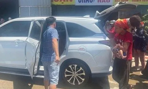 Người mẹ đưa 2 con nhỏ đi bộ qua miền Trung dưới nắng nóng trên 40 độ C