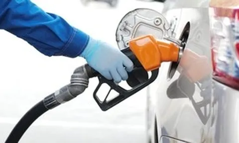 Giá xăng dầu tiếp tục giảm từ chiều nay, E10 cũng hạ hơn 1.300 đồng/lít
