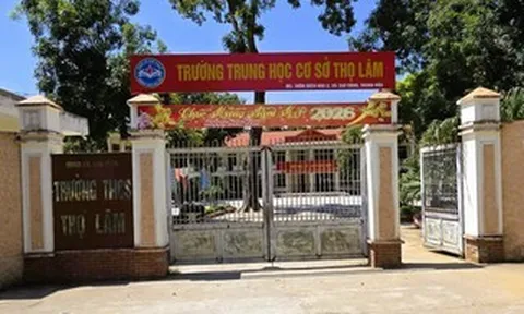 Chấm dứt hợp đồng với thầy giáo để lộ đề thi môn Tiếng Anh