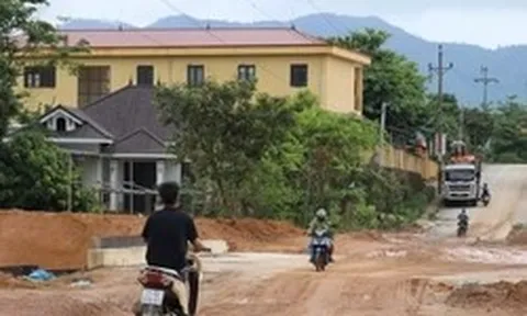 Người dân khốn khổ vì dự án chống ngập đào lên rồi... bỏ đó