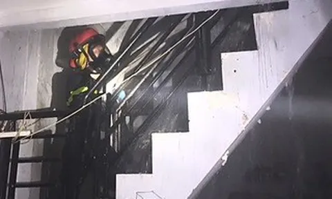 Cháy nhà trong hẻm sâu ở TPHCM, cảnh sát nỗ lực dập lửa