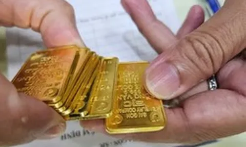 Giá vàng liên tục lao dốc, nhà đầu tư tiếc nuối nhìn tài sản 'bốc hơi'