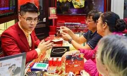 Giá vàng giảm 'điên cuồng', nhà đầu tư có nên bán cắt lỗ?