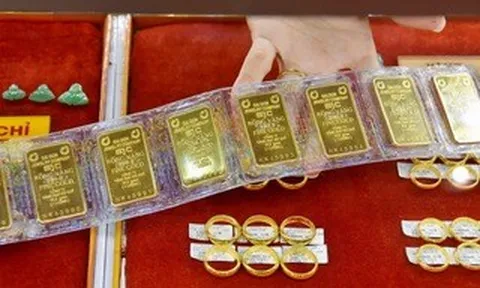 Có 1 tỉ đồng, nên mua vàng hay gửi tiết kiệm để có lãi tốt hơn?