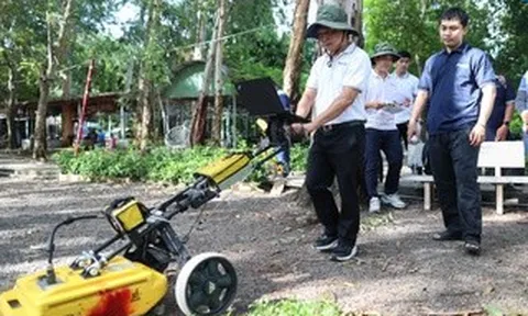 Dùng radar rà từng mét đất để tìm kiếm liệt sĩ chôn tại công viên Lê Thị Riêng