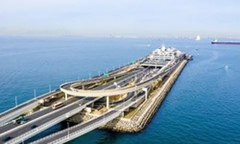 Phát hiện 197 cọc bê tông khổng lồ được cắm xuống đáy biển, gấp rút thi công một siêu dự án 230.000 tỷ đồng