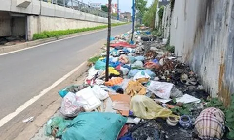Rác thải tràn lan bên cầu Nam Lý