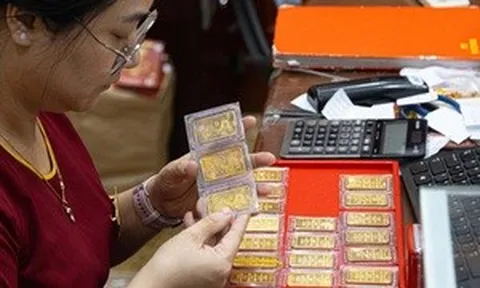 Giá vàng biến động dữ dội: Nên mua hay bán?