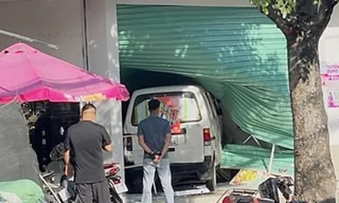 Vụ xe van tông cửa cuốn siêu thị mini ở TPHCM: Không có thiệt hại nghiêm trọng