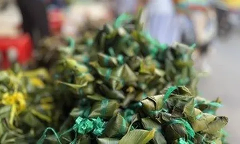 Người dân TP.HCM đổ xô mua bánh ú, lá xông dịp Tết Đoan Ngọ