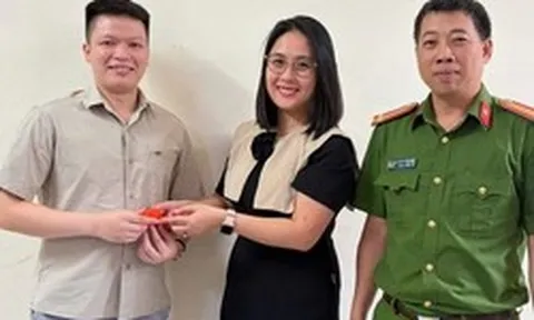 Phát hiện 2 chiếc nhẫn vàng trước cửa siêu thị, công an mời một người đàn ông lên xác minh