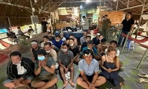 Cảnh sát bất ngờ kiểm tra một quán cà phê, đưa chủ quán cùng 21 người khác về trụ sở làm việc