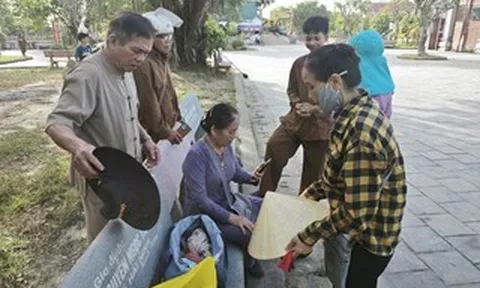 Phát hiện bé trai sơ sinh cùng lá thư của mẹ trước cổng chùa Hoằng Phúc