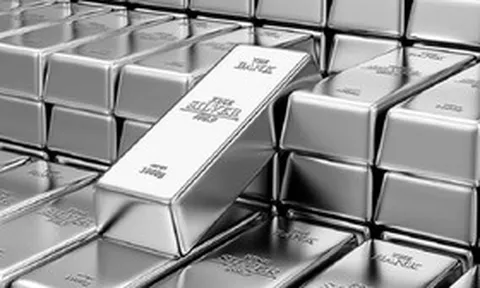 Giá bạc lao dốc, người mua ở đỉnh lỗ 65 triệu đồng/kg