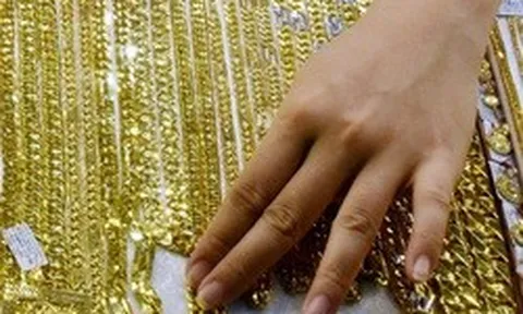 Giá vàng miếng SJC và vàng nhẫn vọt lên mức cao nhất trong tuần