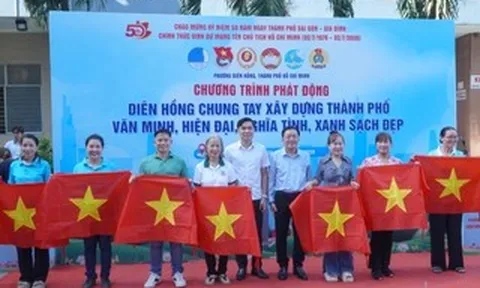 Phường Diên Hồng trao cờ Tổ quốc, cây xanh, suất ăn nghĩa tình đến người dân