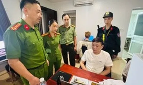 Trinh sát đột nhập kiểm tra 1 khách sạn, bắt toàn bộ 19 người, thu nhiều tang vật