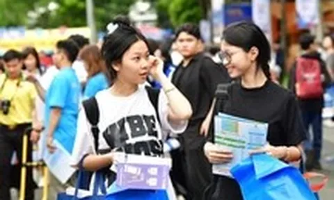 Hàng ngàn thí sinh, phụ huynh đổ về ngày hội chọn nguyện vọng đại học 2026