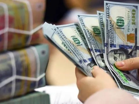 Vì sao đồng USD suy yếu mạnh trên thị trường quốc tế nhưng vẫn tăng giá so với VND?