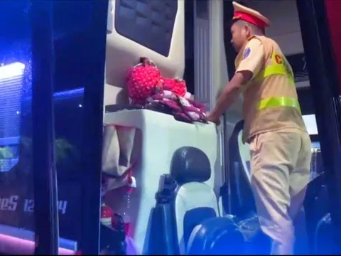 CLIP: Bên trong xe khách “nhồi người như nêm” qua Quốc lộ 1, Đồng Nai